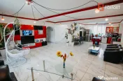 Casa individuala cu 8 camere si lac cu pesti, teren 4424 mp