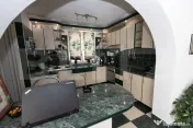 Vilă de vânzare în Corunca| Trei nivele| 320 metrii pătr 