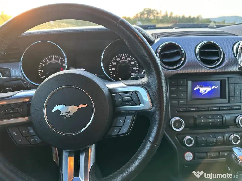 Ford Mustang model american, accept variante auto si imobiliare
