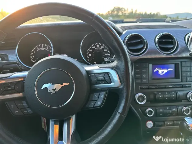 Ford Mustang model american, accept variante auto si imobiliare