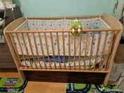 Pătuț Bebe din Lemn cu Balansoar, 2 Sertare, Saltea + Accesorii BONUS 