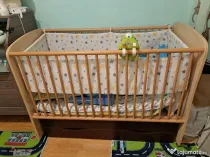 Pătuț Bebe din Lemn cu Balansoar, 2 Sertare, Saltea + Accesorii BONUS