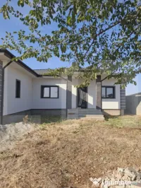 Casă spațioasă cu garaj și teren 700 mp – la roșu sau