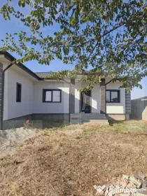 Casă spațioasă cu garaj și teren 700 mp – la roșu sau