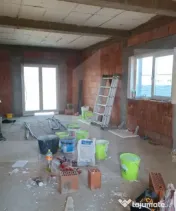 Casă spațioasă cu garaj și teren 700 mp – la roșu sau