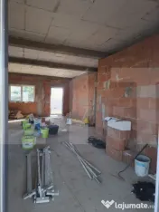 Casă spațioasă cu garaj și teren 700 mp – la roșu sau