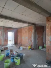 Casă spațioasă cu garaj și teren 700 mp – la roșu sau