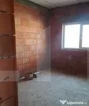 Casă spațioasă cu garaj și teren 700 mp – la roșu sau