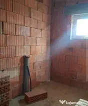 Casă spațioasă cu garaj și teren 700 mp – la roșu sau