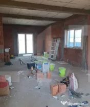 Casă spațioasă cu garaj și teren 700 mp – la roșu sau