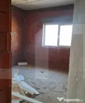 Casă spațioasă cu garaj și teren 700 mp – la roșu sau