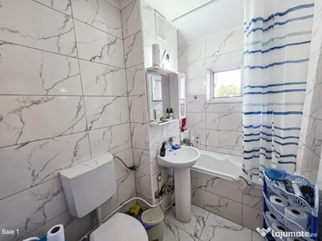 Vând apartament cu 4 camere, complet DECOMANDAT, 80 mp, Obcini