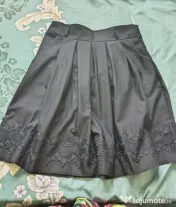 Vand lot de 6 haine de dama rochiile mărimea 40 și 48 și fustele 42 42 46 și 50 