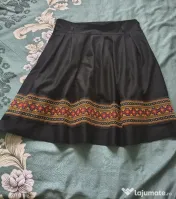 Vand lot de 6 haine de dama rochiile mărimea 40 și 48 și fustele 42 42 46 și 50 
