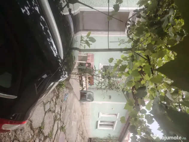 Vând 2 case locuibile cu livadă