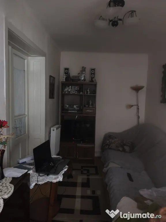 Vând 2 case locuibile cu livadă