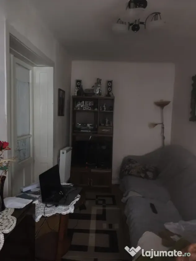 Vând 2 case locuibile cu livadă