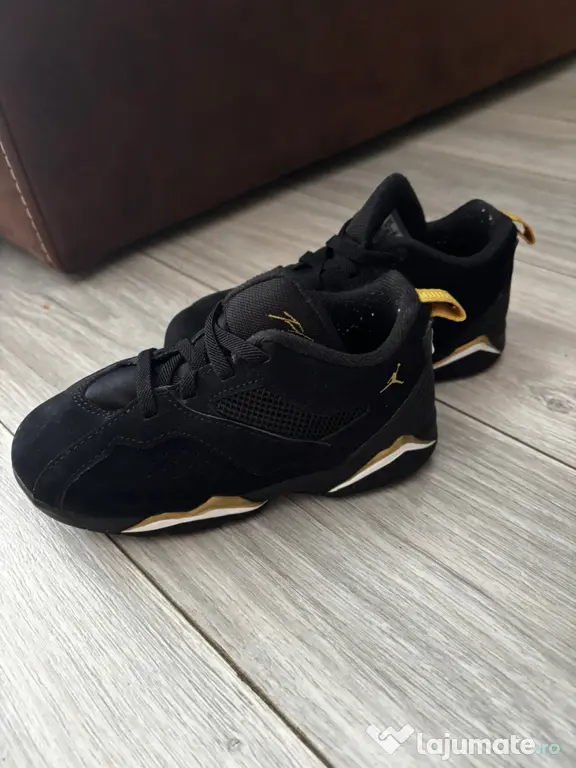 Vând adidasi jordan și Adidas