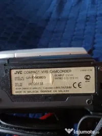 Camera video VHS JVC, funcțională, nu tine bateria, încărcător original. 
