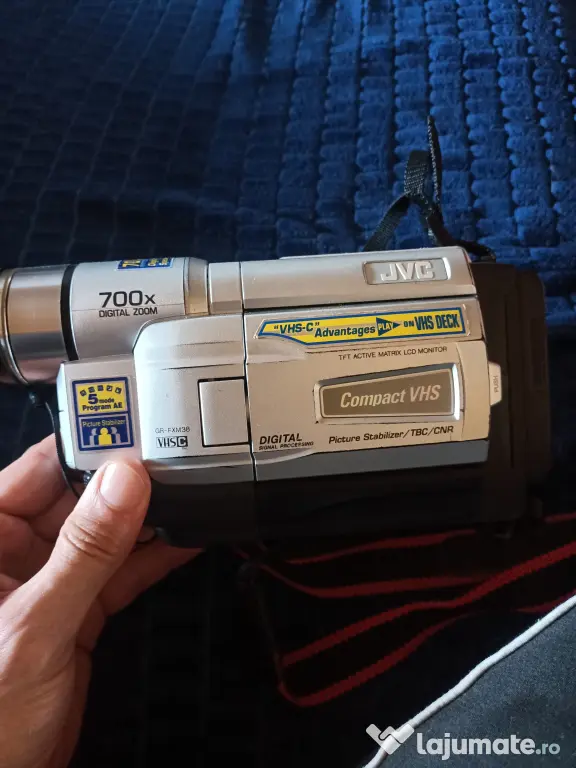 Camera video VHS JVC, funcțională, nu tine bateria, încărcător original.