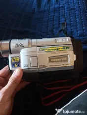 Camera video VHS JVC, funcțională, nu tine bateria, încărcător original.