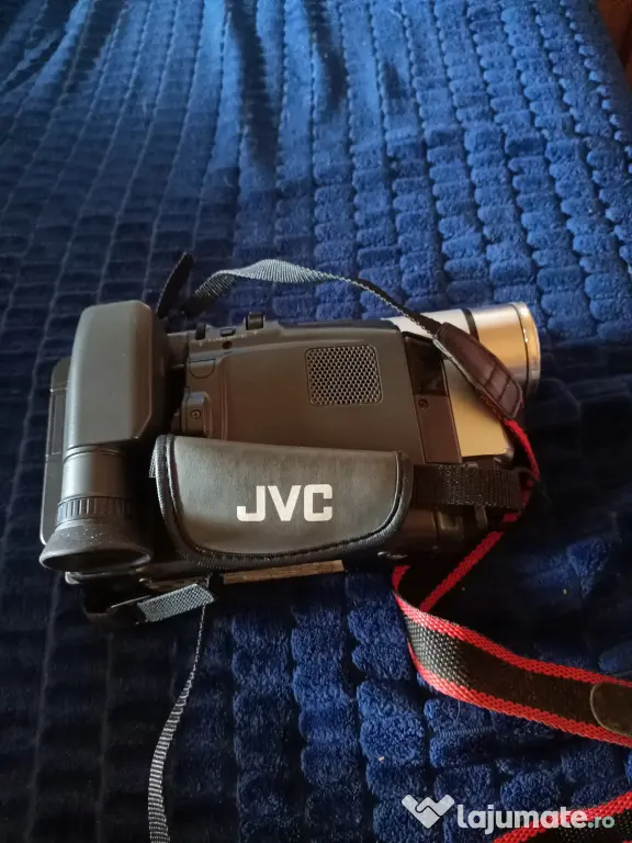 Camera video VHS JVC, funcțională, nu tine bateria, încărcător original.