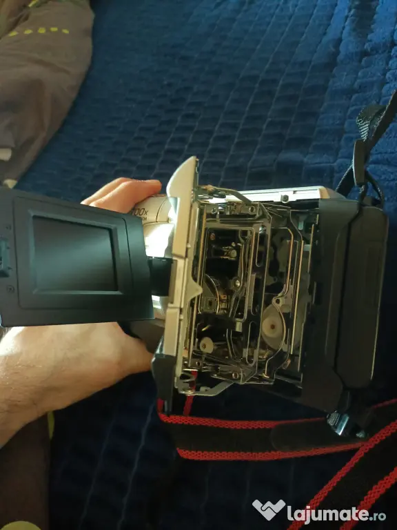Camera video VHS JVC, funcțională, nu tine bateria, încărcător original.