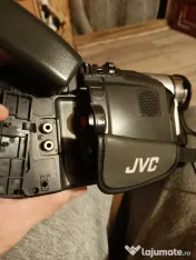 Camera video VHS JVC, funcțională, nu tine bateria, încărcător original. 