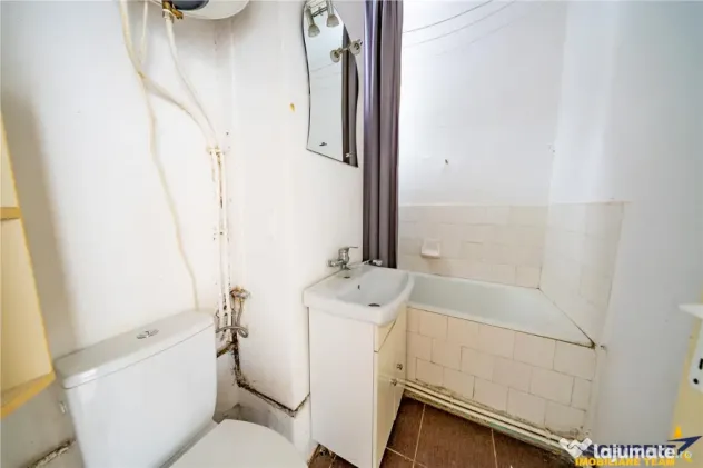 Garsoniera decomandata cu potential excelent | Simeria: Alee - Sfantu Gheorghe (Covasna)