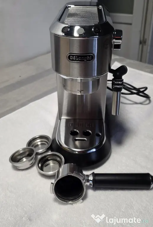 Espressor De’Longhi Dedica inox, cu spumator de lapte