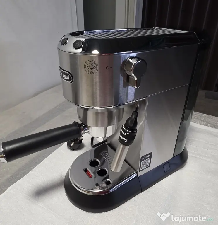 Espressor De’Longhi Dedica inox, cu spumator de lapte