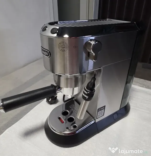 Espressor De’Longhi Dedica inox, cu spumator de lapte