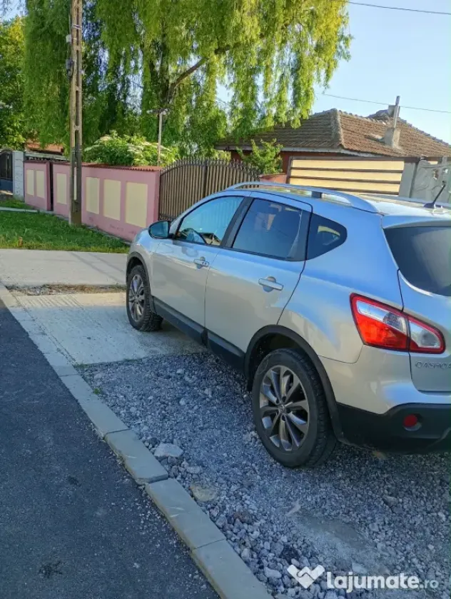 Vând Nissan Qashqai Tekna, an 2013, motor 1.6 dCi, 130 CP, 4x4, cutie manuală.