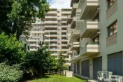 Apartament cu terasa cat o gradina, trei boxe si doua 