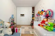 Apartament cu terasa cat o gradina, trei boxe si doua 