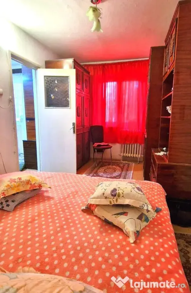 Trei camere, etajul 1, Piata Km 4-5 - Constanta (Constanta)