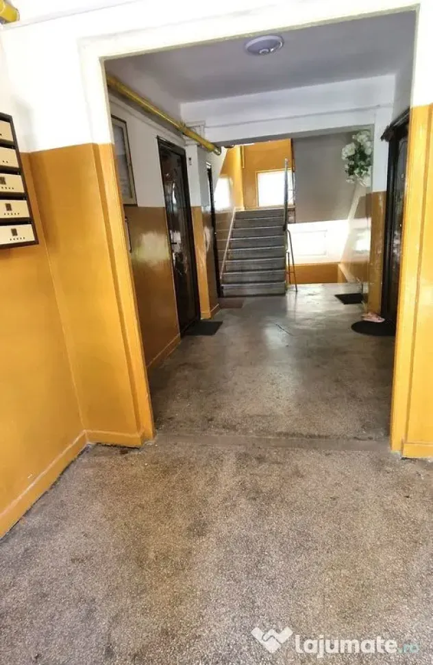Trei camere, etajul 1, Piata Km 4-5 - Constanta (Constanta)