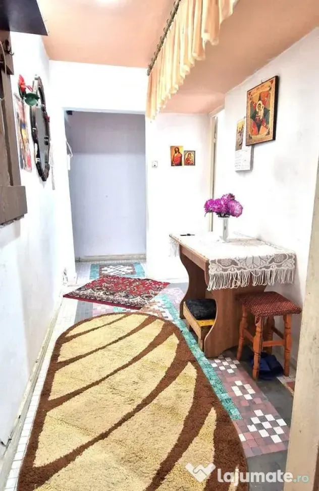 Trei camere, etajul 1, Piata Km 4-5 - Constanta (Constanta)