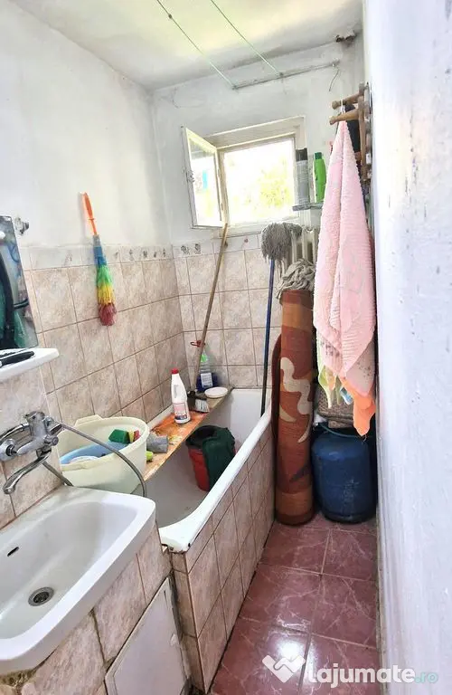 Trei camere, etajul 1, Piata Km 4-5 - Constanta (Constanta)