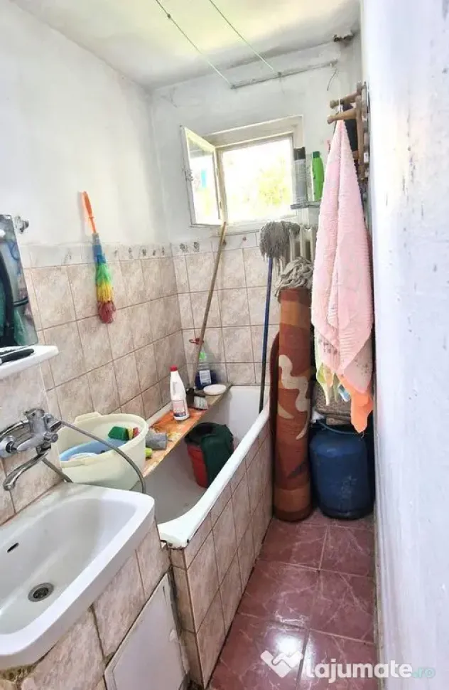 Trei camere, etajul 1, Piata Km 4-5 - Constanta (Constanta)