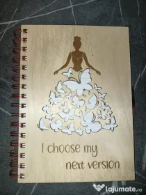 Agenda cu copertă din lemn „I choose my next version”