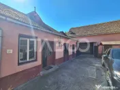 Casa cu spatiu comercial de vanzare in Sebes zona centrala 