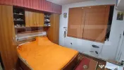 Apartament spațios cu trei camere la parter în zonă centr 