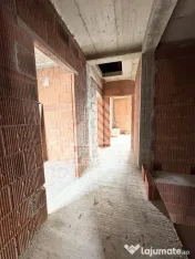 Duplex cu 4 camere, bucatarie separata, toate utilitatile, la asfalt. 