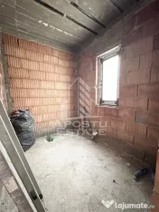 Duplex cu 4 camere, bucatarie separata, toate utilitatile, la asfalt. 