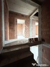 Duplex cu 4 camere, bucatarie separata, toate utilitatile, la asfalt. 