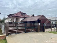 CASĂ RENOVATĂ ȘI COMPLET MOBILATĂ, CU TEREN GENEROS – 