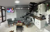 CASĂ RENOVATĂ ȘI COMPLET MOBILATĂ, CU TEREN GENEROS – 