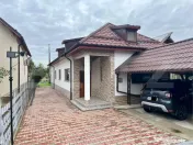 CASĂ RENOVATĂ ȘI COMPLET MOBILATĂ, CU TEREN GENEROS – 