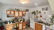 Apartament la casă, 2 dormitoare, curte comună și parcare 